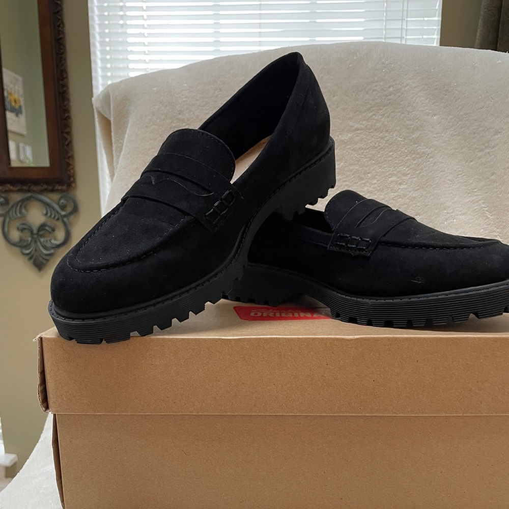 Pre-owned women’s black loafer shoe size 8.5.